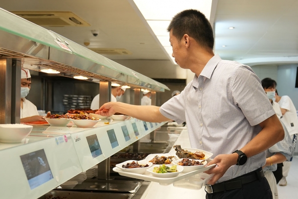 超市化取餐，自动计价、刷脸支付。