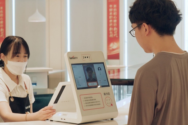 减少收银人员，支持刷卡、扫码、人脸识别支付。